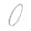 Gros plan du bracelet jonc argenté avec trèfle en zircon et finition polie - Style Étoile Trèfle (HMSZ009 Couleur Acier)