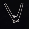 Cavigliera a strati argento con cuore, lettera V e simbolo dell'infinito su nero - Stile Lettera V