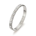 Vue détaillée du bracelet jonc en acier inoxydable argenté avec cristaux en forme de goutte - Texture Olive Argent (HMSZ013)