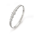 Vue détaillée du bracelet en argent avec diamants montrant le fermoir à ressort et polissage - Texture Matelassée Argent (HMSZ015)