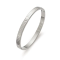 Détail du relief de cœur et des rayures sur le bracelet en acier inoxydable argenté - Motif de Cœur (HMSZ019) / Acier
