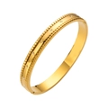 Vue détaillée du bracelet en acier doré avec cristaux en losange et fermoir à charnière - Style à Bord Perlé et Strass (Doré HMSZ030)