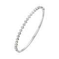 Détail macro du bracelet géométrique argenté avec cristaux ronds et fini poli - Argent