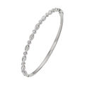 Gros plan du bracelet trèfle argenté avec ajourage ondulé et micro-pavage en zircons - Style Ondulé Pavé (HMSZ062) / Acier