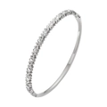Dettaglio macro del bracciale rigido aperto argento con zirconi cubici incastonati - Stile a Fila di Cuori (HMSZ039) / Argento