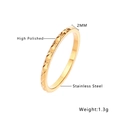 Detail van 2mm dunne gouden roestvrijstalen ring met hooggepolijste ster-geslepen textuur - Maat 5 / Ruitjespatroon Stijl (R040) / Goud