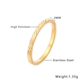 Detailoverzicht van 2mm roestvrijstalen ring met diamantgeslepen 18k gouden textuur - Maat 5 / Diagonale Golf Stijl (R041) / Goud