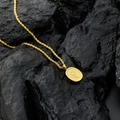 Collana placcata oro 18k con ciondolo a girasole su sfondo di roccia nera - Catena a Fune Girasole (N212) / Oro