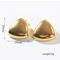 Vue détaillée de boucles d'oreilles triangulaires dorées polies, taille 29mm et poids 9g - Style Triangle en Arche (BAE016G)