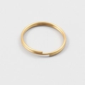 Dettaglio di un anello diviso in acciaio inossidabile 304 dorato per ferramenta portachiavi - Filo 0.5mm*6mm Diametro Esterno / Placcatura sottovuoto in oro 18k