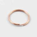 Detailaufnahme des rosévergoldeten Schlüsselrings aus Edelstahl für Schlüsselanhänger - Roségold / 0.6mm Draht * 8mm Außendurchmesser