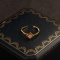 Verstellbarer 18k vergoldeter Wellenring mit quadratischem rosa Stein auf Schmuckkästchen - Einstellbar Offen / Champagner Katzenaugen-Stil (R00009W)