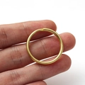 Makroaufnahme eines polierten goldenen Schlüsselrings aus Messing für DIY-Schmuck - Polierter Runder Ring / 2.0x30
