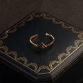 Vergoldeter offener Ring mit quadratischem schwarzem Edelstein und Vintage-Perlenband - Einstellbar Offen / Schwarzer Katzenaugen-Stil (R00009B)