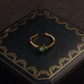 Verstellbarer 18k vergoldeter Ring mit grünem quadratischem Stein und Textur - Einstellbar Offen / Smaragdgrüner Katzenaugen-Stil (R00009GR)