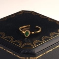 Vintage-Ring aus goldenem Edelstahl mit einem tropfenförmigen grünen Edelstein - Grün Stil (R00027GR)