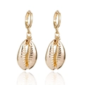 Gros plan de boucles d'oreilles coquillage dorées avec une texture détaillée - 7# Coquille en Or