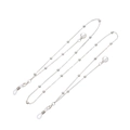 Dettaglio catena per occhiali argento con perle tonde, perle bianche e passanti in silicone - Color Acciaio