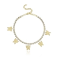Detailansicht der goldenen Schmetterlingsanhänger mit Strass auf einer Tennis-Fußkette - Gold