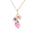 Detalle del collar de cadena dorada con colgantes de piedras de cristal rosa y gris - Estilo de Piedras Rosa y Gris