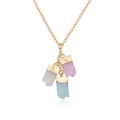 Detalle del collar dorado con tres colgantes de piedras en tonos pastel y bordes de metal - Estilo de Piedras Azul y Púrpura