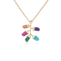 Detalle de cinco gemas naturales irregulares en un collar de cadena bañada en oro - Estilo de Piedras Multicolor