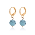 Boucles d'oreilles créoles dorées avec perles turquoise marbrées sur fond blanc - Bleu