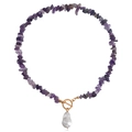 Halskette mit Barockperle und Amethyststeinen mit goldenem Knebelverschluss auf Weiß - Violetter Stein Stil Mit Perle (ZW2299)