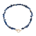 Halskette aus blauen Sodalith-Natursteinen mit minimalistischem goldenem OT-Verschluss - Blauer Stein Stil (ZW1191)