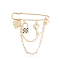 Broche épingle dorée avec breloques cœur damier et double chaînette élégante - Doré