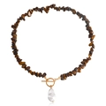 Tigerauge Perlenkette mit goldenem OT-Verschluss und Barockperle auf weißem Hintergrund - Tigerauge Stein Stil Mit Perle (ZW1184)