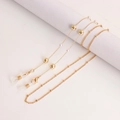 Detail van gouden brillenkoord met witte parels en diamantgeslepen metalen kralen - Gefacetteerde Parel Stijl (10#)