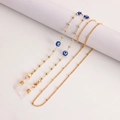 Gouden brillenketting met evil eye-kralen en parels op witte cilinder display - Blauw Wit Boze Oog Stijl (2#)