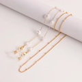 Detail van gouden brillenketting met witte parels en karabijnsluitingen op kolommen - Parel Fijne Ketting Stijl (8#)