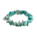 Elastisches Armband mit natürlichen unregelmäßigen Steinen in frischem Seeblau-Finish - Seeblau