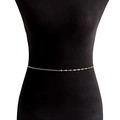 Elegante cintura a catena dorata con piccoli ciondoli a croce su una sottile catena a maglie - Oro