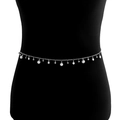 Chaîne de taille argentée avec perles et glands en zircon sur un mannequin noir - Argenté