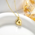 Collana con lettera Q bombata placcata oro 18K con catena a sfere su ceramica bianca - un solo ciondolo, senza catena / Lettera Q