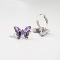 Detailansicht der Schmetterlingsringe mit blau-violetten Kristallen und silbernem Band - Einstellbar Offen / Lila