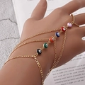 Detailansicht eines goldenen Sklavenarmbands mit sechs bunten Evil-Eye-Anhängern an der Hand - Sechsfarbiger Böser Blick-Stil (ZW2945-8#)
