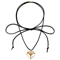 Choker minimalista de terciopelo negro con colgante de corazón dorado pulido y lazo - Lazo Corazón Dorado (ZW971)