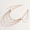 Detalle de cadena de cintura dorada multicapa con pedrería y conector de anillo metal - Dorado