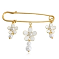 Broche épingle dorée élégante avec pendentifs marguerites et perles artificielles - Trois Perles Marguerite (zw446)