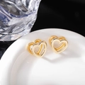 Vista dettagliata di orecchini a cuore dorati con un design geometrico 3D multistrato - Cuore Cavo a Doppio Strato Oro / Oro