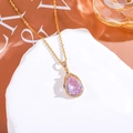 Dettaglio del ciondolo a goccia con pietra rosa e collana in oro su pietra decorativa - Viola Cristallo