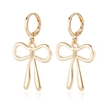 Boucles d'oreilles nœuds dorées polies avec un design géométrique minimaliste en métal - Style Nœud Lisse (ZW1528)