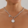 Gros plan sur le collier à fermoir OT argenté avec deux pendentifs ronds polis minimalistes - Collier En Coquille Artificielle À Grosse Chaîne Et Boucle OT (ZW2996) / Acier