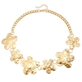 Halskette mit unregelmäßigen goldfarbenen Blumenanhängern und Hammerschlag-Textur - Pflaumenblüte Halskette (ZW2479) / Gold