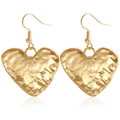 Orecchini a cuore dorati con trama in metallo martellato e design gancio minimalista - Orecchini (ZW2590) / Oro