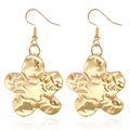 Goldene unregelmäßige Blumenohrringe mit Hammerschlag-Textur und Fischhaken - Pflaumenblüte Ohrringe (ZW2607) / Gold